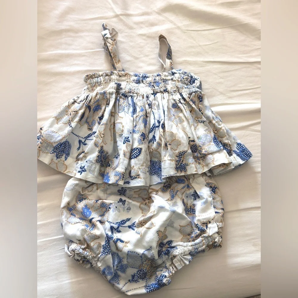 Baby Gap two piece set. Size 6-12m. Great condition!
